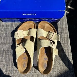 NWT Birkenstock Soft Footbed Arizona Sandal Size 39 R Almond Suede